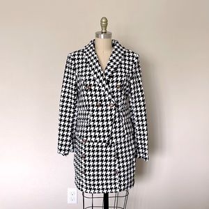 !! NEW !! Houndstooth two piece set. Jacket and skirt. Plastic bronze buttons.
